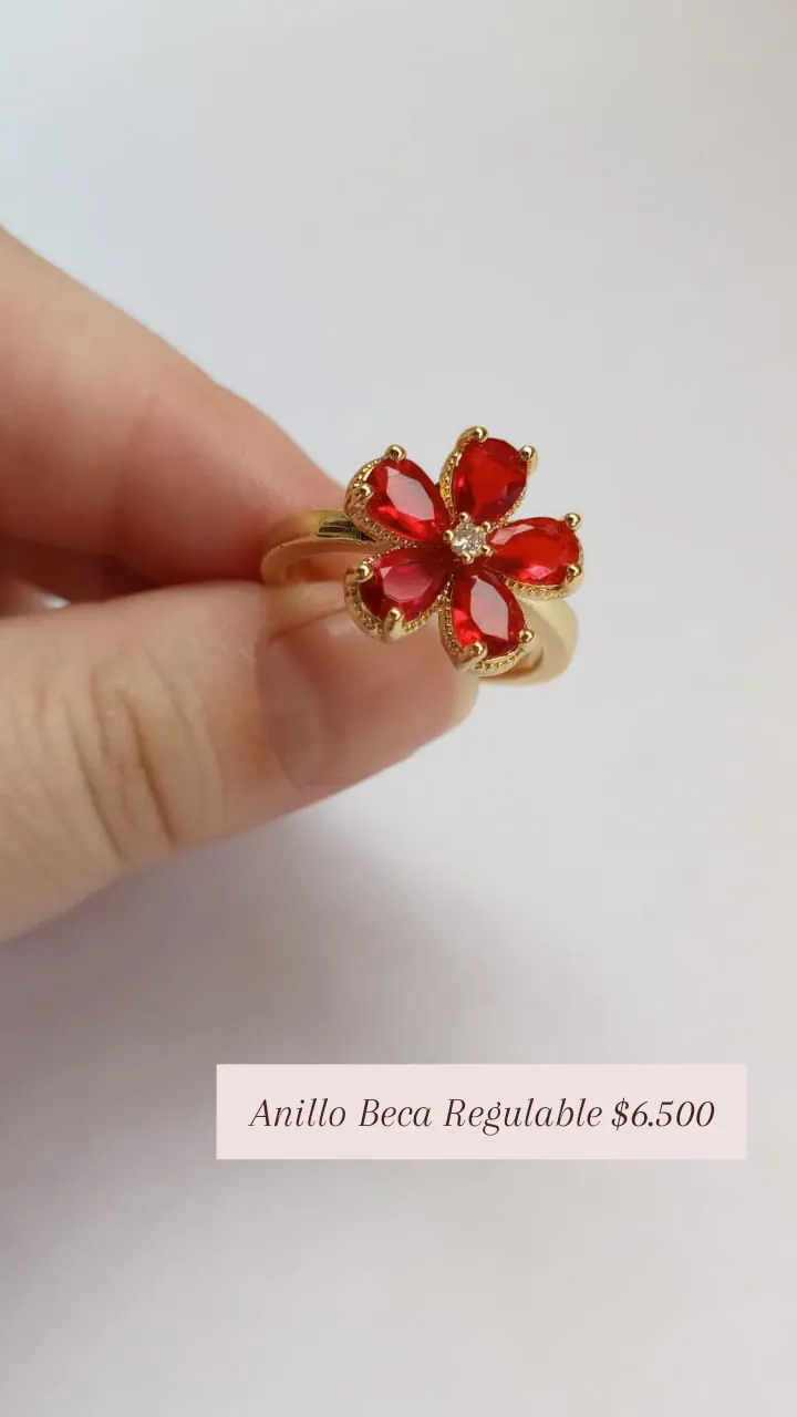 Anillo Beca Regulable: anillo con flor de cinco pétalos de cristal rojo, en dorado.