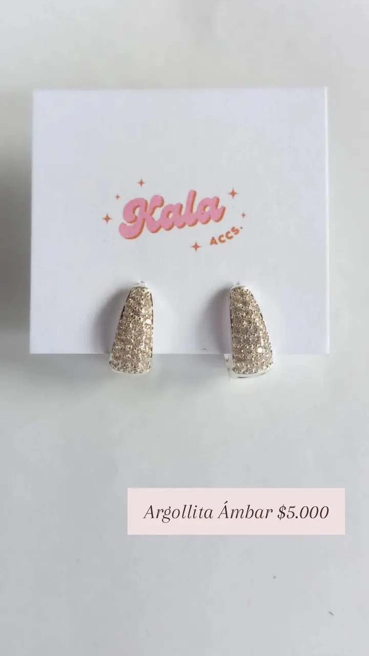 Argollita Ámbar: aros tipo argolla cubiertos de piedritas, en plateado.
