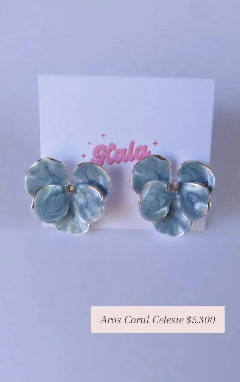 Aros Coral Celeste: aros con forma de flor esmaltada celeste y piedra central, en plateado.