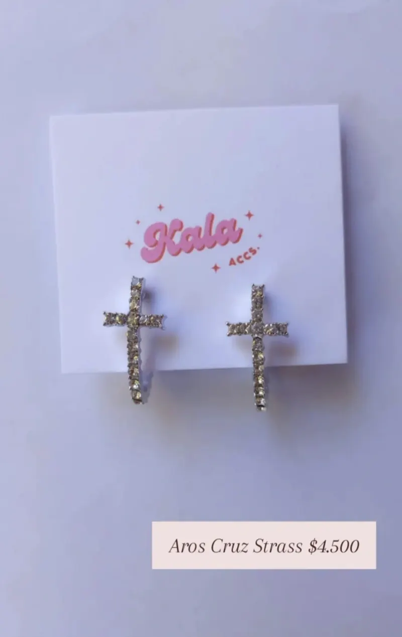 Aros Cruz Strass: aros con forma de cruz cubiertos de piedritas, en plateado.