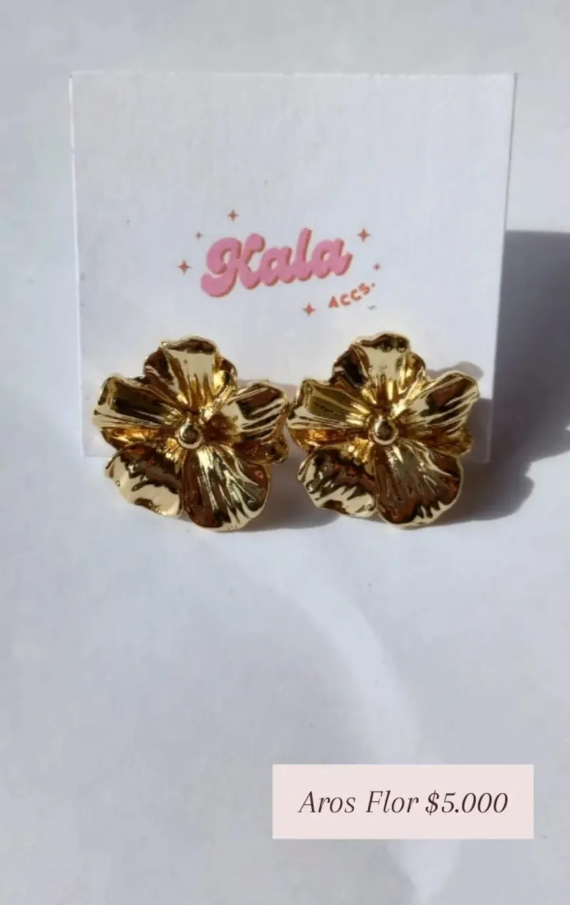 Aros Flor: aros con forma de flor de pétalos texturados, en dorado.