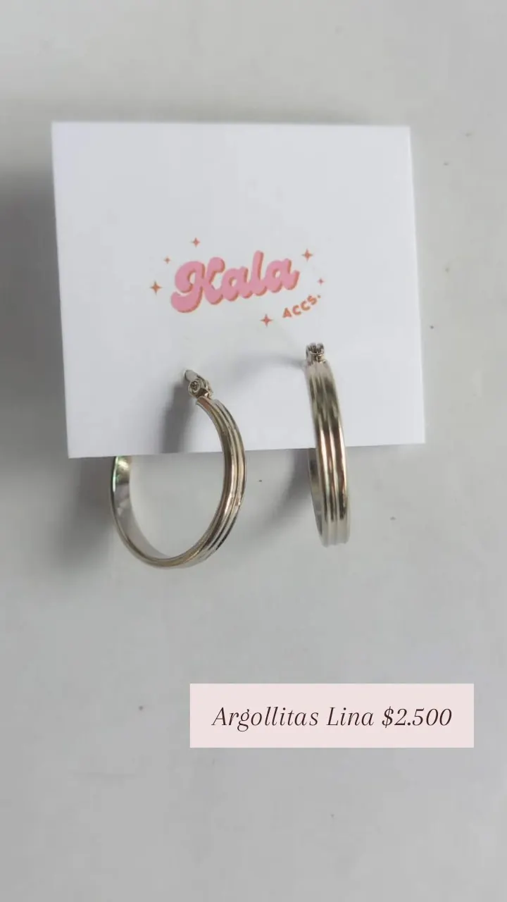 Argollitas Lina: aros tipo argolla anchos con relieve acanalado, en plateado.