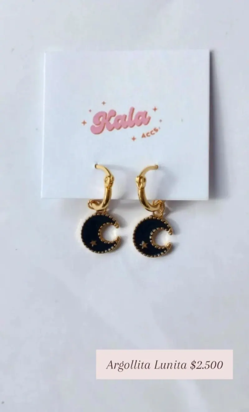 Argollita Lunita: argolla dorada con dije de luna esmaltada en negro y una estrellita.