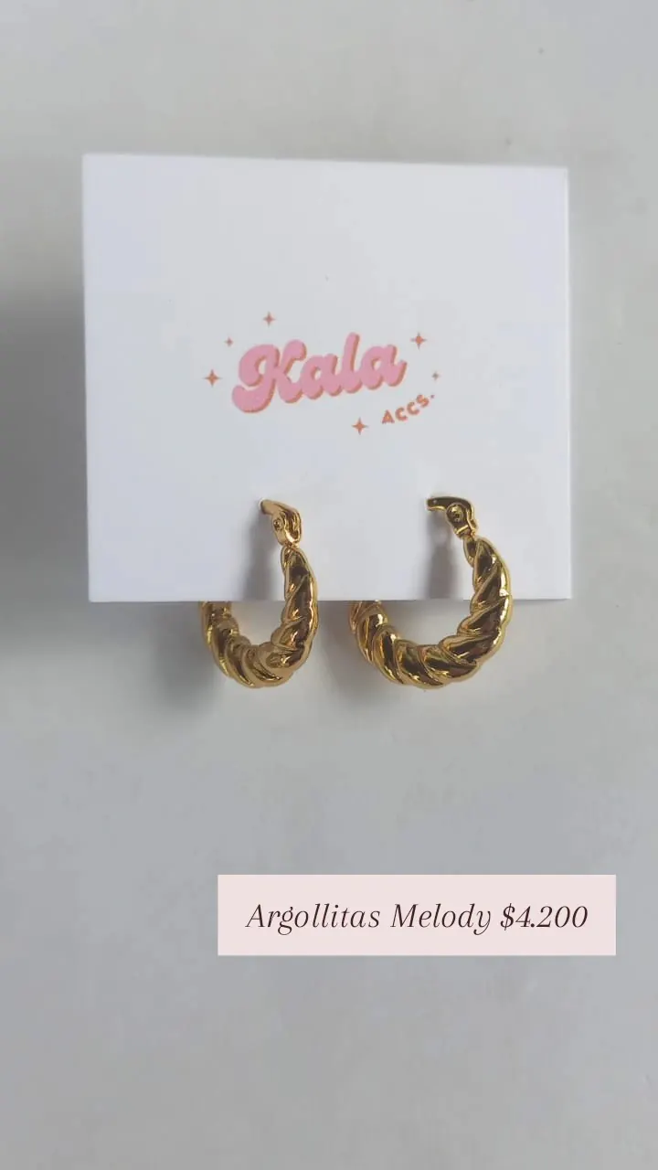 Argollitas Melody: aros tipo argolla gruesos con relieve trenzado, en dorado.