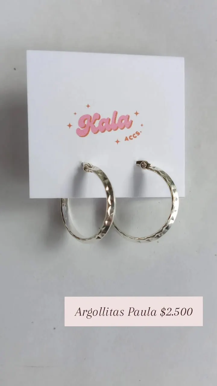 Argollitas Paula: aros tipo argolla con textura martillada, en plateado.