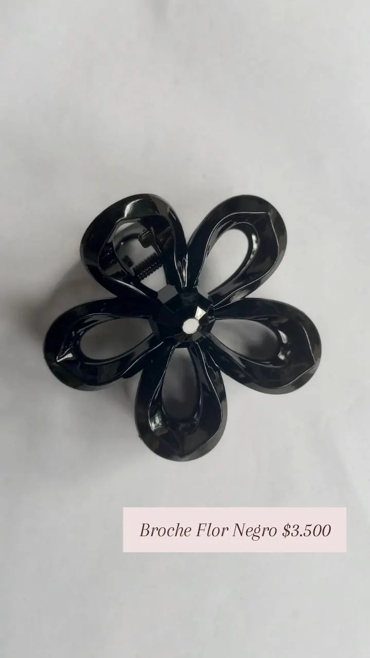 Broche Flor Negro: pinza para el pelo con forma de flor de cinco pétalos, en negro brillante.