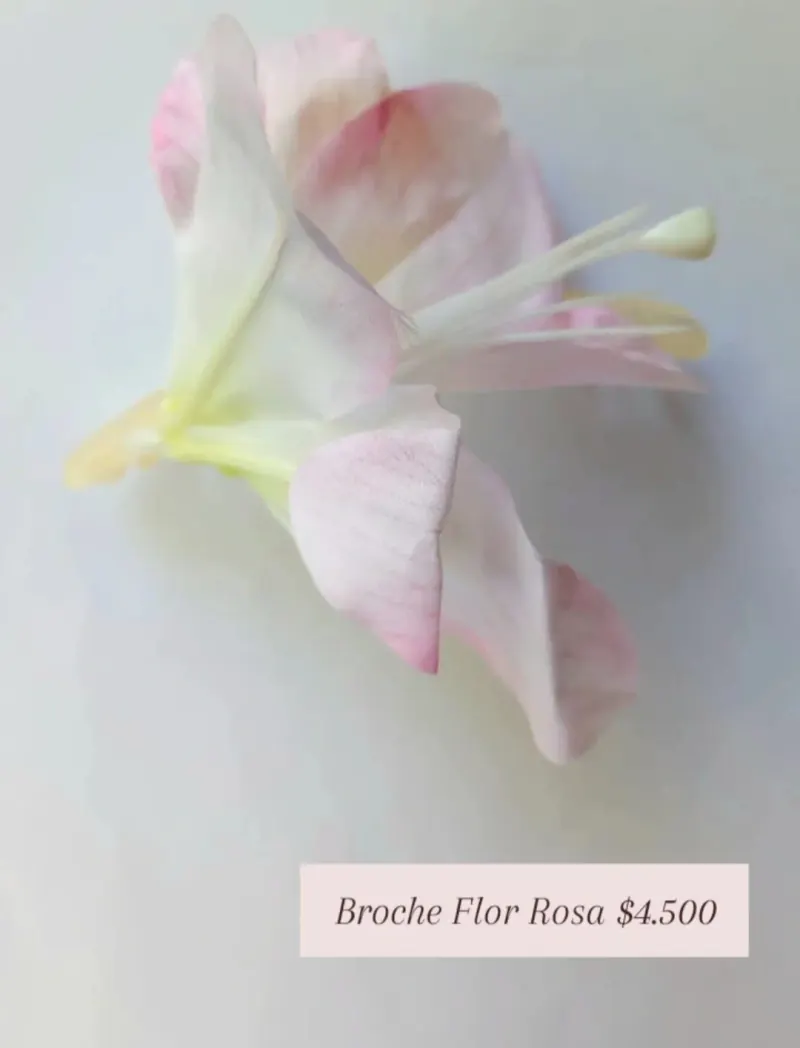 Broche Flor Rosa: pinza para el pelo con flor de tela en tonos rosados.