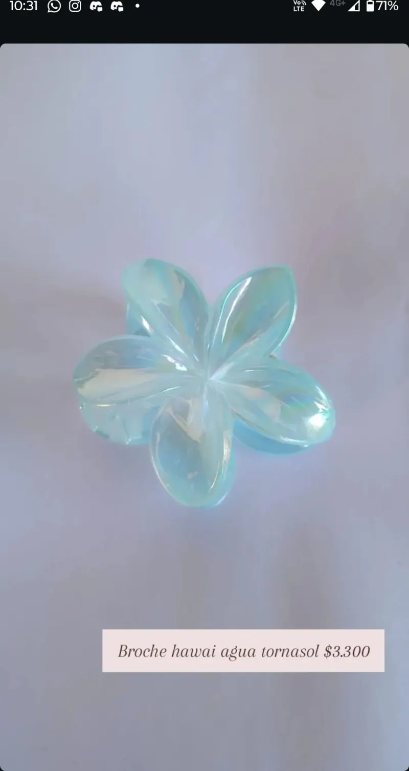 Broche Hawai Agua Tornasol: pinza para el pelo con flor de resina traslúcida tornasolada, en tono celeste.