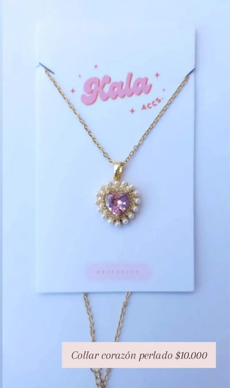 Collar corazón perlado: dije de corazón de cristal rosa rodeado de perlas, en cadena dorada.
