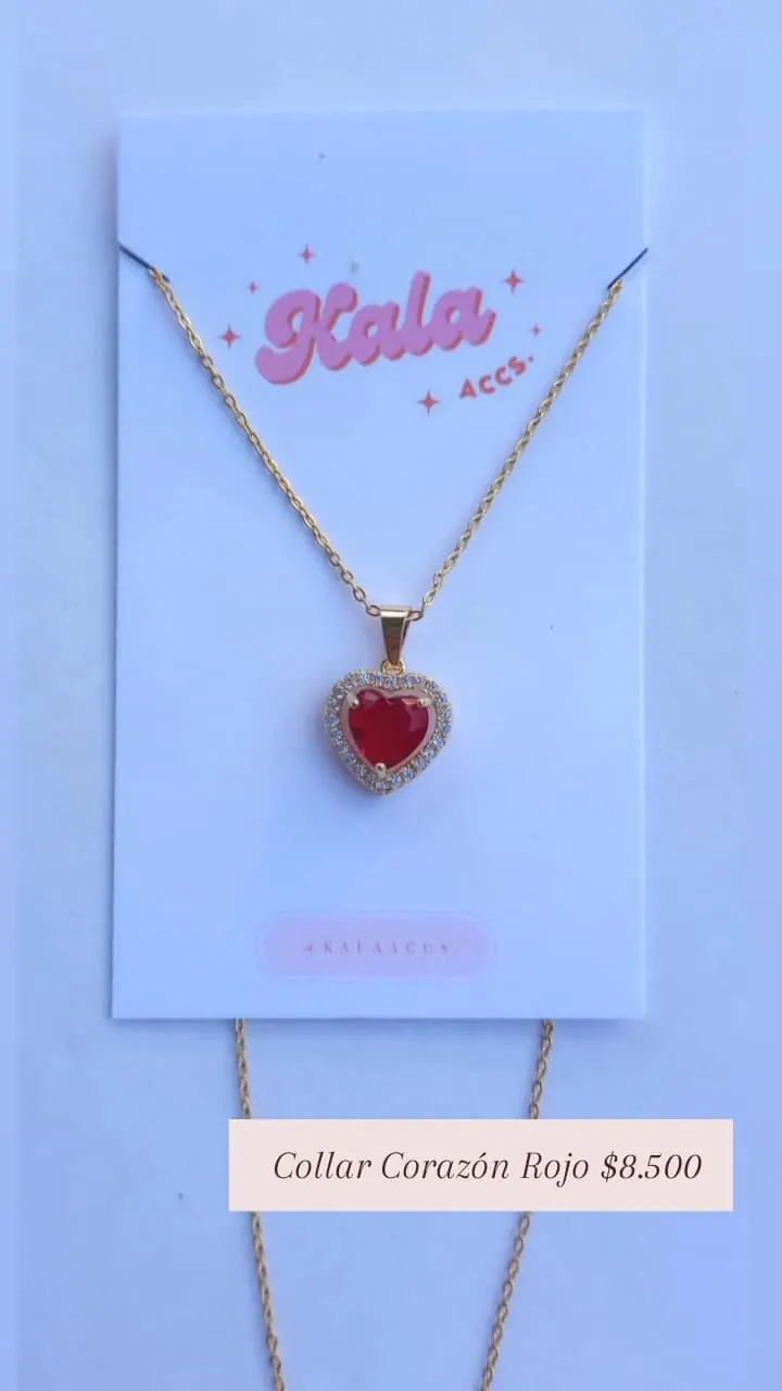 Collar Corazón Rojo: dije de corazón de cristal rojo con borde de piedritas, en cadena dorada.