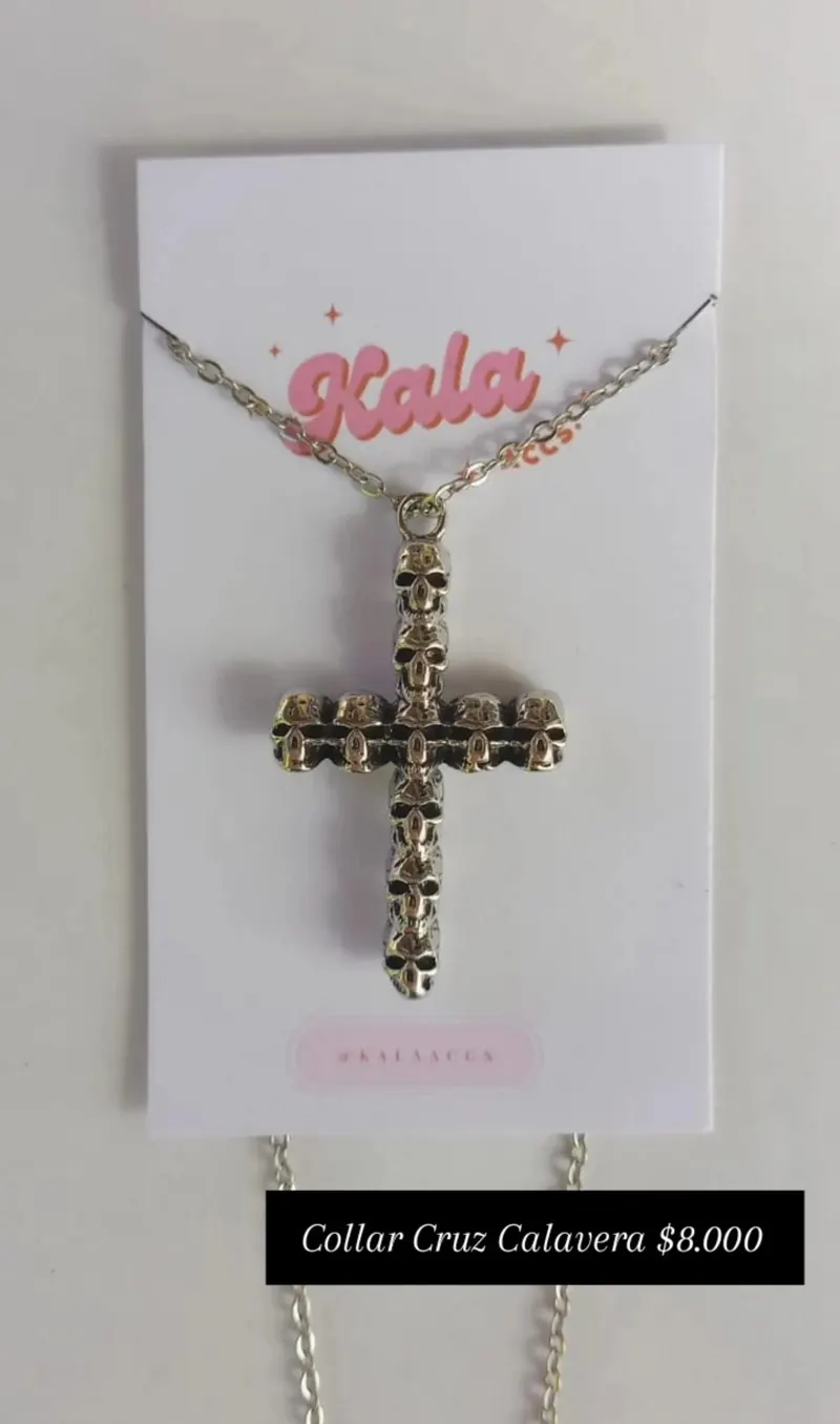 Collar Cruz Calavera: cruz formada por calaveras en cadena plateada.