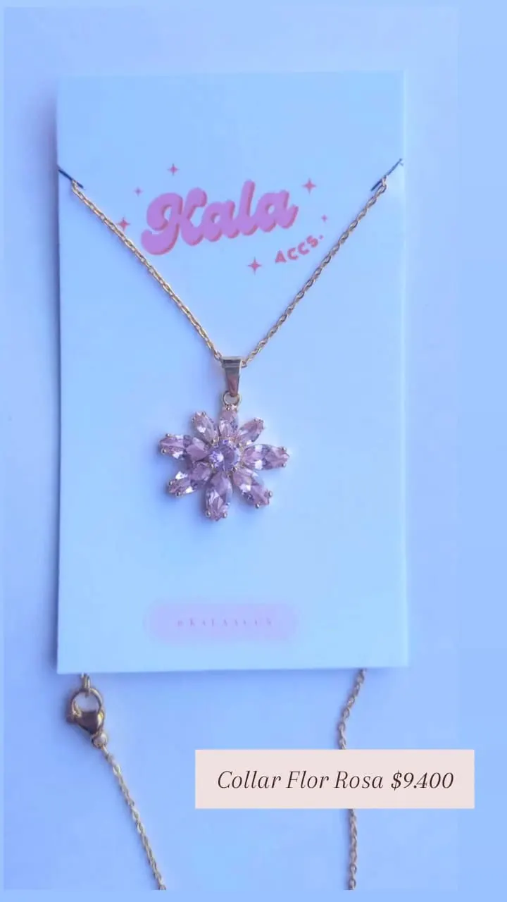 Collar Flor Rosa: dije con forma de flor de piedritas rosas, en cadena dorada.