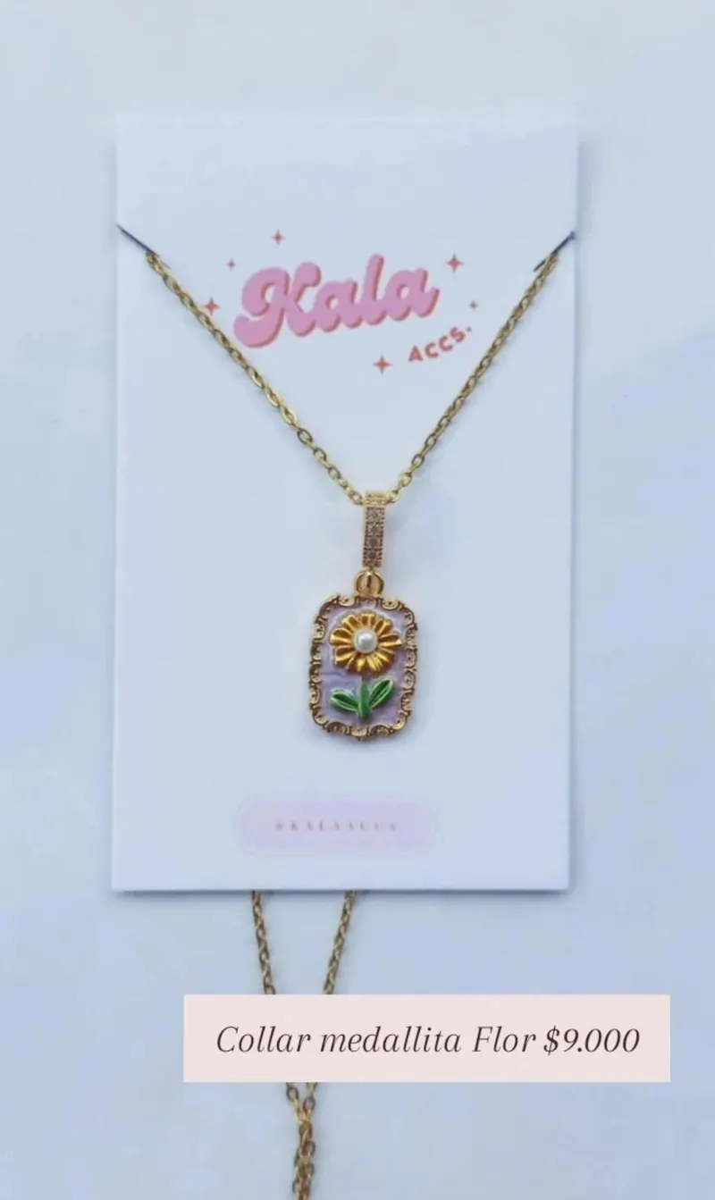 Collar medallita Flor: medallón esmaltado lila con una flor amarilla y perla al centro, en cadena dorada.